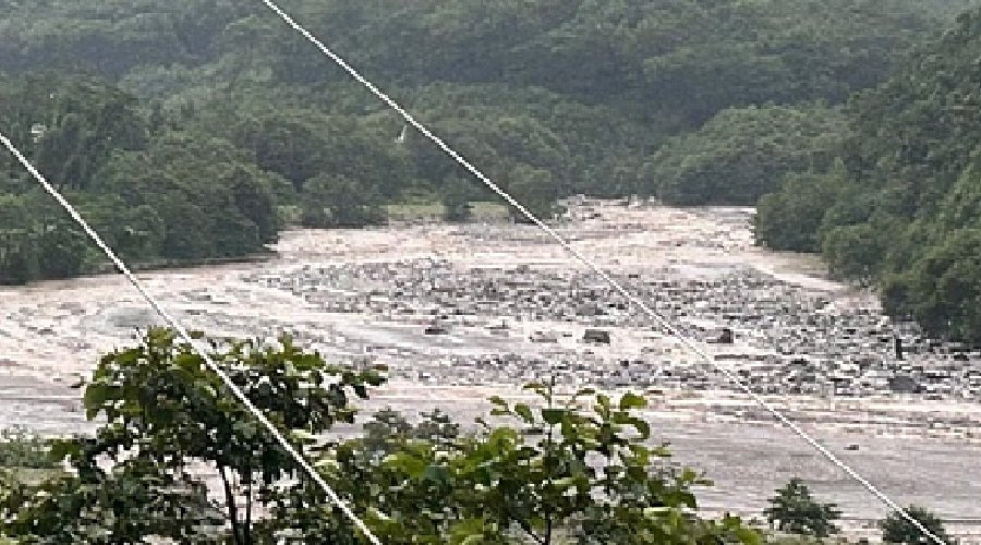 मूसलधार बारिश से तबाही, पुल बहा, मकानों को ख़तरा