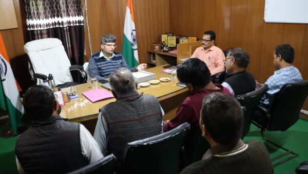 मुख्यमंत्री के निर्देशानुसार डीएम संदीप तिवारी ने हितधारकों को दिलाया भरोसा, ज्ञापन में प्रस्तुत मांगों पर होगा सर्वसम्मति से निर्णय