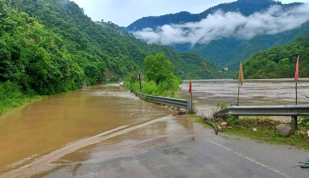 श्रीनगर में अलकनंदा का जल स्तर बढ़ा, हाईवे पर पहुंच पानी