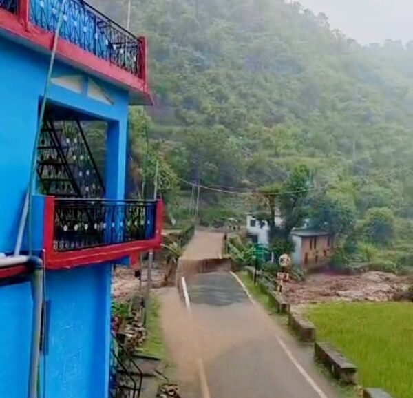 पौड़ी गढ़वाल : NH-121 पर बना पुल बारिश में टूटा, आवाजाही बाधित