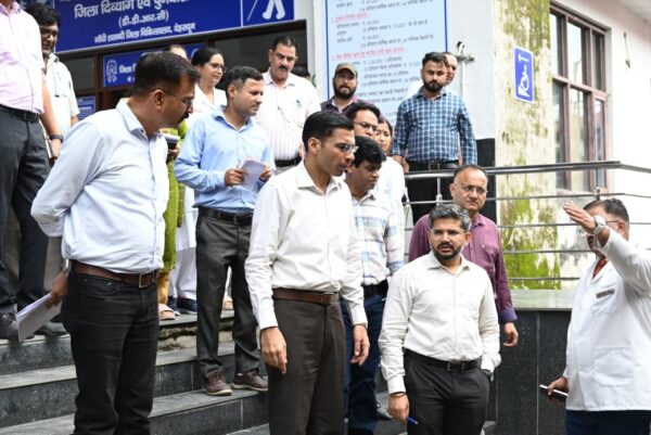 डीएम सविन बसंल ने गांधी शताब्दी चिकित्सालय में स्थापित किए जा रहे राज्य के पहले आधुनिक जिला दिव्यांग पुनर्वास केन्द्र का किया स्थलीय निरीक्षण, दिए निर्देश