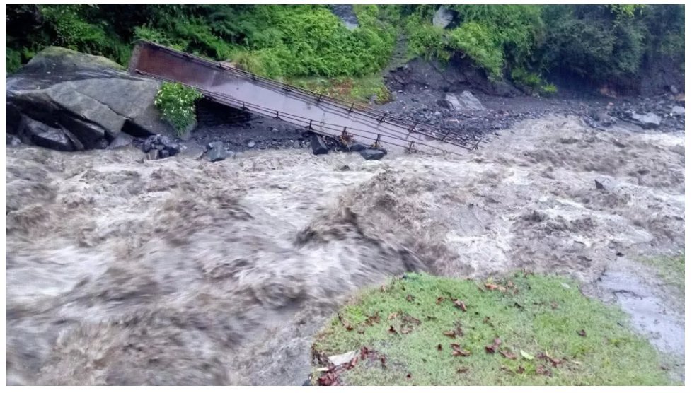 बादल फटने से भारी तबाही, कई दुकानें और खेत प्रभावित