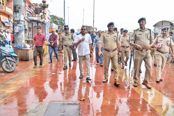 नगर क्षेत्र एवं हरकी पौड़ी क्षेत्रांतर्गत पर फुटपाथ पर किए गए अतिक्रमण को लेकर जिला प्रशासन एवं पुलिस प्रशासन सख्त, डीएम मयूर दीक्षित एवं एसएसपी प्रमेंद्र सिंह डोबाल ने सीसीआर हरकी पौड़ी से लेकर मनसा देवी उड़ान खटोला तक किया स्थलीय निरीक्षण