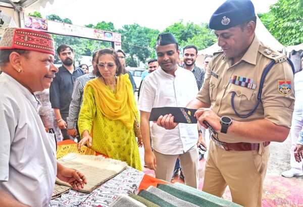 डीएम मयूर दीक्षित एवं एसएसपी प्रमेंद्र सिंह डोबाल ने आकांक्षा हाट का किया निरीक्षण, खरीदी उत्तराखंड की पारंपरिक पहाड़ी टोपी