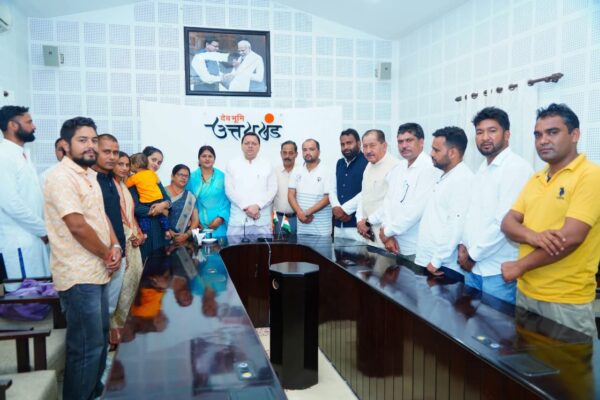 मुख्यमंत्री पुष्कर सिंह धामी से विधायक भरत सिंह चौधरी के नेतृत्व में आए रुद्रप्रयाग जिले के त्रिस्तरीय पंचायत चुनाव में नवनिर्वाचित जनप्रतिनिधियों ने भेंट