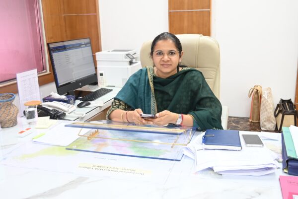 डीएम नितिका खण्डेलवाल का कड़ा रुख, जनता मिलन से अनुपस्थित 4 अधिकारियों को कारण बताओ नोटिस, लापरवाही पर सख्त कार्रवाई की चेतावनी
