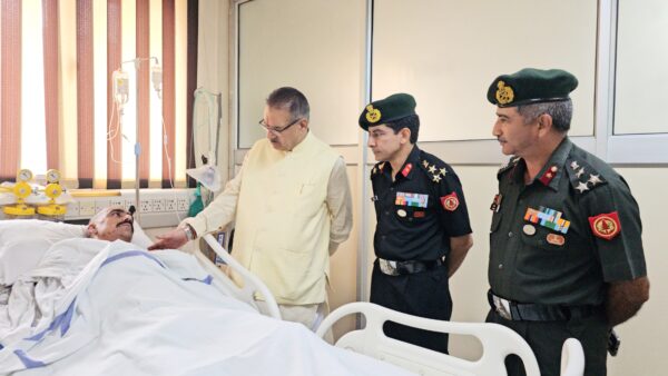 सैनिक कल्याण मंत्री गणेश जोशी ने देहरादून आर्मी अस्पताल में घायल सैनिकों का हाल जाना