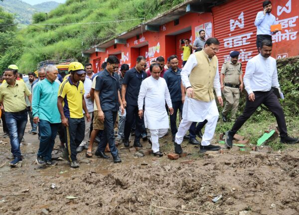 मुख्यमंत्री धामी ने पौड़ी के आपदाग्रस्त सैंजी में पीड़ितों के पोंछे आंसू, हर संभव मदद का दिया आश्वासन