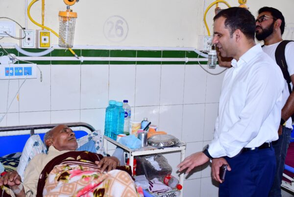 डीएम आशीष भटगांई ने जिला चिकित्सालय का किया औचक निरीक्षण, दिए सख्त निर्देश