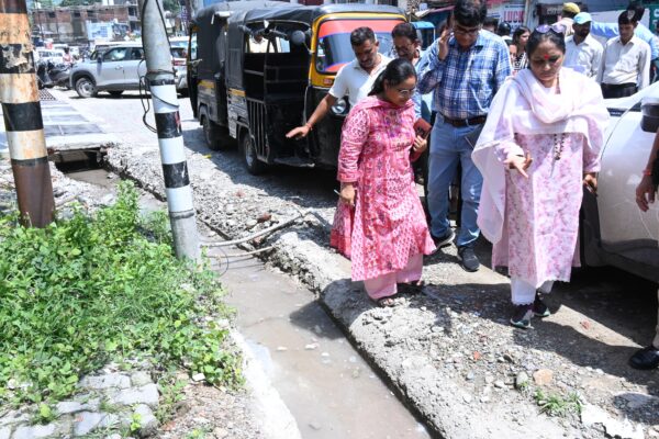 विधानसभा अध्यक्ष ऋतु खंडूड़ी भूषण ने कोटद्वार में देवी रोड सहित विभिन्न वार्डों में जलभराव की स्थिति को लेकर किया औचक निरीक्षण, अधिकारियों को दिए कड़े निर्देश