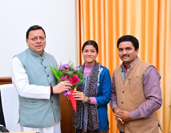सीएम पुष्कर सिंह धामी से मुख्यमंत्री आदर्श ग्राम सारकोट की ग्राम प्रधान प्रियंका नेगी ने की भेंट