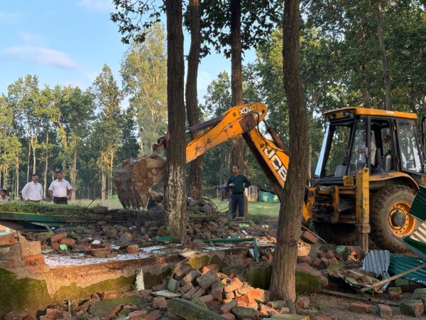अवैध अतिक्रमण पर जिला प्रशासन का कड़ा प्रहार जारी; वन भूमि में बनाई गई मजार ध्वस्त