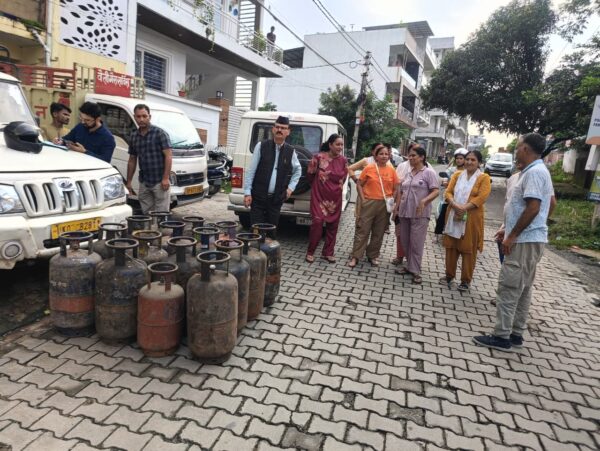 डीएम सविन बंसल के निर्देश पर अवैध गैस रिफिलिंग पर जिला प्रशासन सख्त; 34 सिलेंडर जब्त