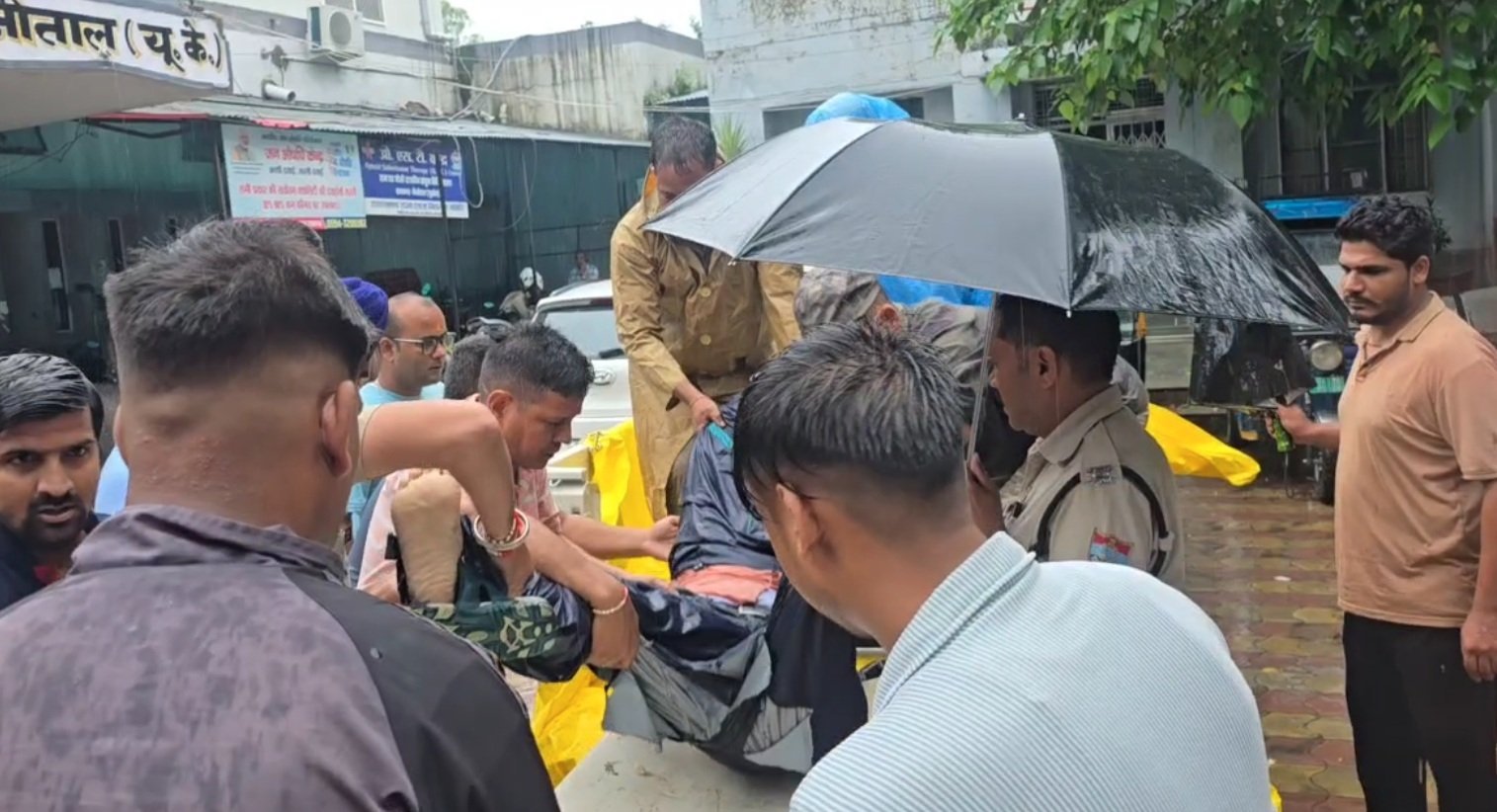 उत्तराखंड में भीषण हादसा : बस ने 6 लोगों को रौंदा, दो शिक्षकों की मौत, चार गंभीर घायल