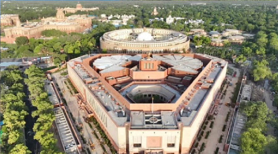 संसद की सुरक्षा में फिर बड़ी चूक : दीवार फांदकर घुसा शख्स, गिरफ्तार