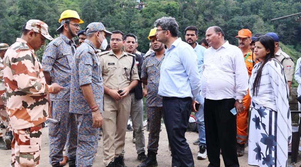 आपदा प्रभावित नंदानगर क्षेत्र में राहत व बचाव के मोर्चे पर डटे रहे डीएम संदीप तिवारी व एसपी सर्वेश पंवार