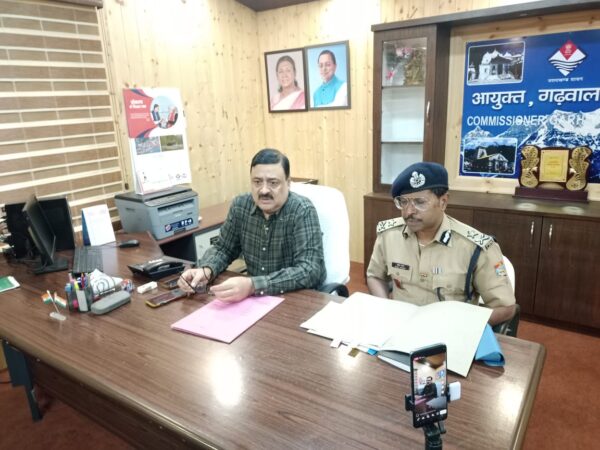 मण्डल मुख्यालय पौड़ी में आहूत प्रेस वार्ता में आयुक्त और आईजी गढ़वाल ने दी आपदा प्रबंधन की जानकारी, प्रभावितों को त्वरित राहत
