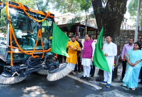 मुख्यमंत्री पुष्कर सिंह धामी ने नगर निगम देहरादून द्वारा संचालित वैक्यूम बेस्ड रोड़ स्वीपिंग मशीन का किया फ्लैग ऑफ
