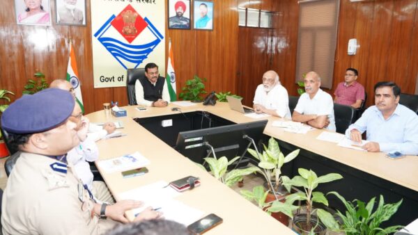 मुख्य सचिव आनन्द बर्द्धन ने उत्तराखण्ड भूकम्प जोखिम मूल्यांकन एवं शमन के सम्बन्ध में ली बैठक