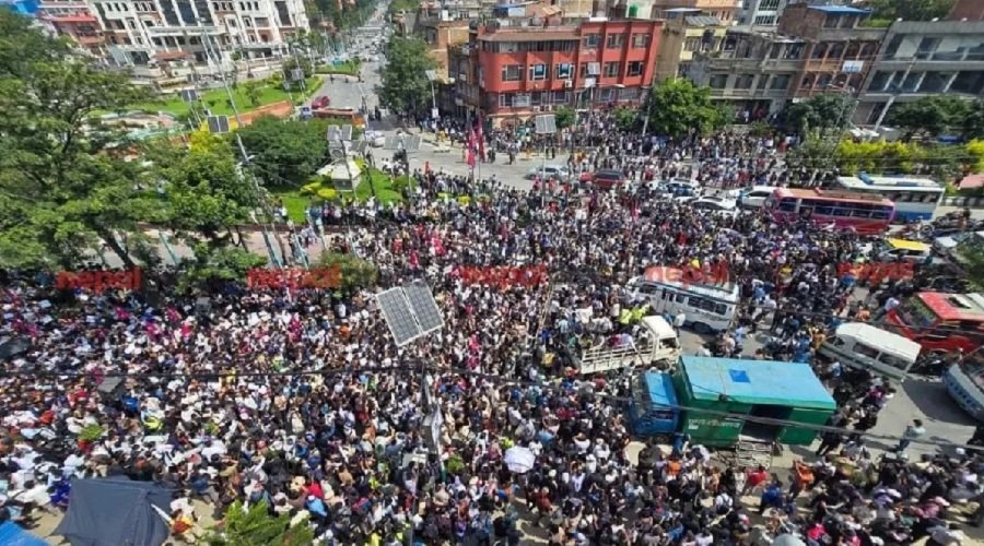 नेपाल में भयंकर बवाल, संसद में घुसे प्रदर्शन कर रहे युवा