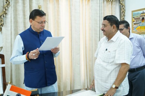 मुख्यमंत्री पुष्कर सिंह धामी से विधायक उमेश शर्मा काउ ने की शिष्टाचार भेंट