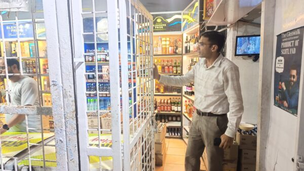 सर्किल बार में आग की घटना पर डीएम सविन बंसल सख्त; बार लाइसेंस 15 दिन के लिए निलंबित